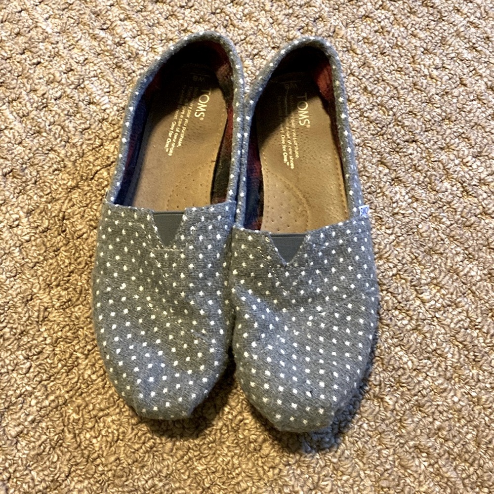 TOMS size 8 gray/white polka dot slip on shoes